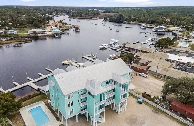 NEW! Waterfront 2 BR, 2 BA on Steinhatchee River, private boat slip,WiFi, dog ok