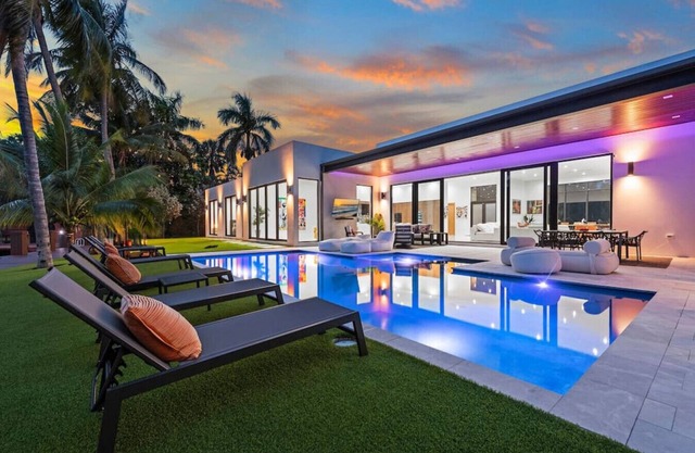 NEW Waterfront Villa w/Pool/Jacuzzi/Billard