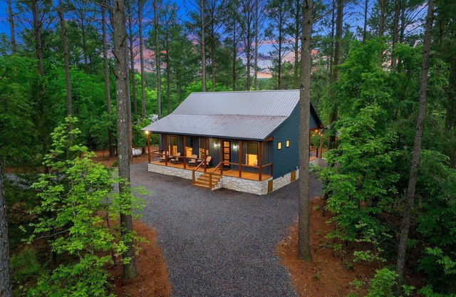 New*Yippee-Ki-Yay*Heart of Hochatown*Walk to Mt Fork Brewery*Firewood Provided
