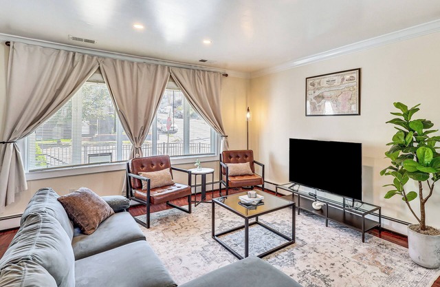 New York-Themed Home w/Easy Transit to Manhattan