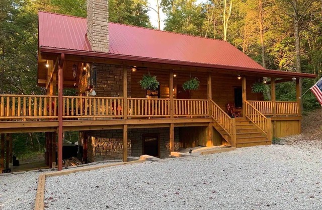 NEWER cabin, 5 BR, 2 fireplaces, hot tub, privacy
