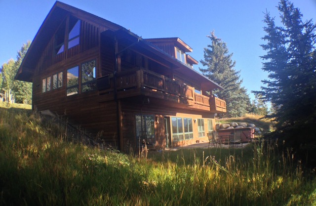 Newhard Chalet-Great for Groups Families/Friends Going to Races, Fests, Weddings