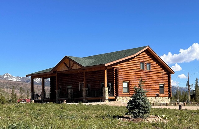 Newly built Log Cabin by Private Lake with use of boats & bikes; 5-BD, by RMNP