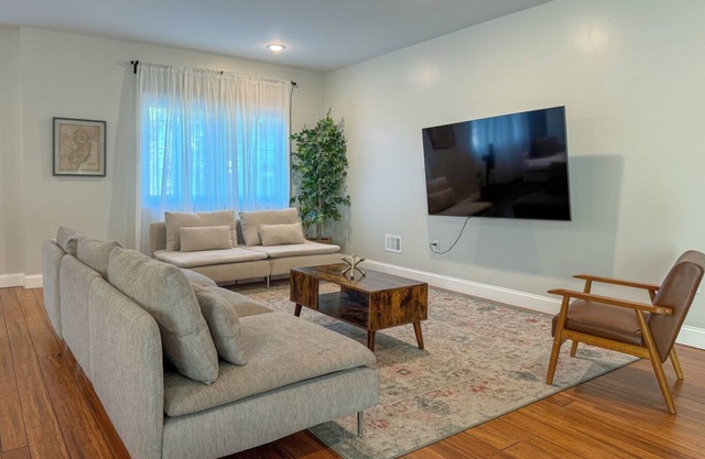 Newly built modern apt with Simple check out near NYC/EWR