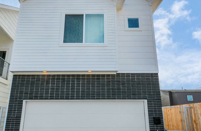 Newly Built Modern Townhome 5 minutes Downtown! Sleeps 9 Comfortably