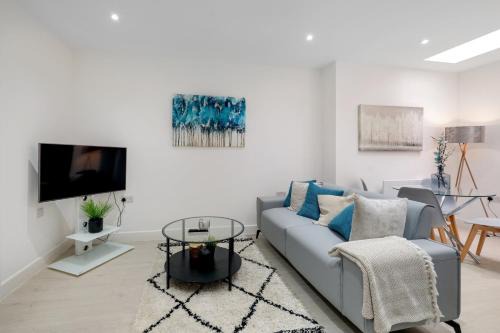 Newly Converted 2BDR 1BA APT in Hounslow