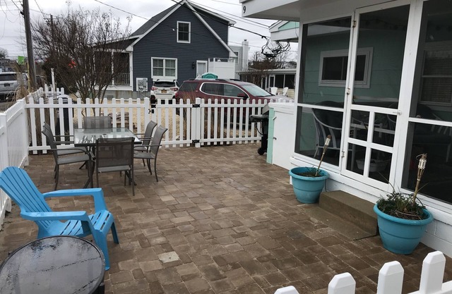 Newly Decorated Beach Cottage- Steps To The Beach