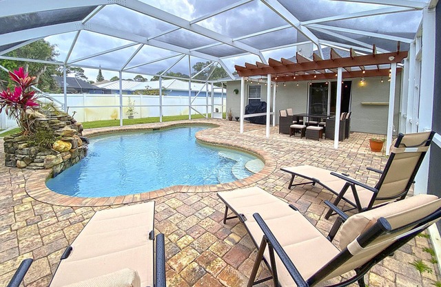 Newly Furnished/Heated pool, Game room, 10 mins from Beach