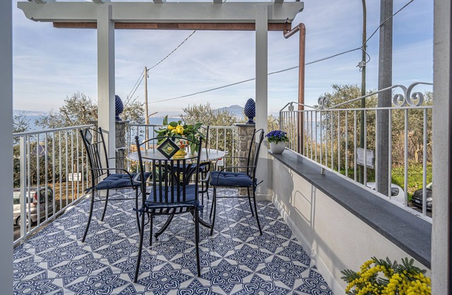 Newly refurbished 2 bedroom flat near Sorrento