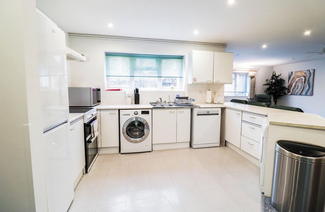 Newly Refurbished Contractor House - Free Parking!