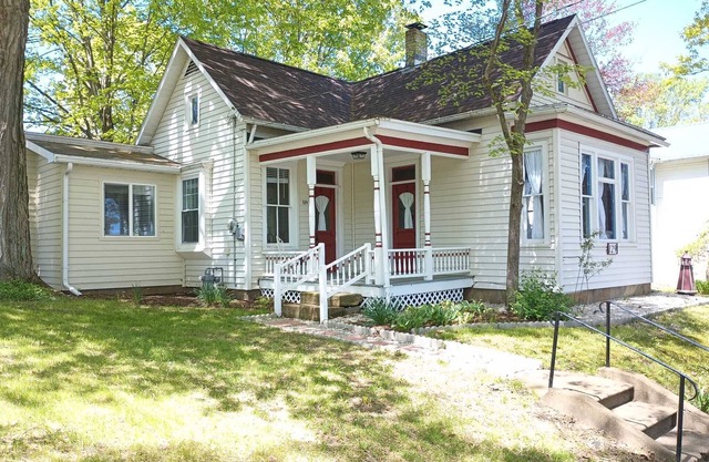 Newly Remodeled 1900 Cottage