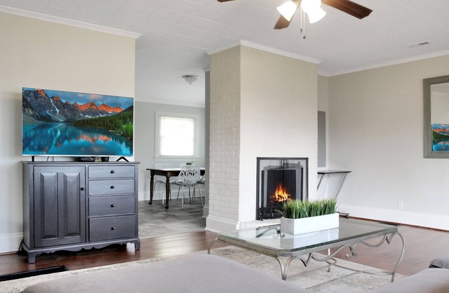 Newly remodeled 2 bedroom minutes to downtown Marion