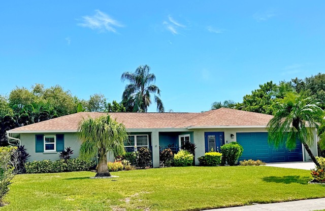Newly remodeled and furnished 2/2 den, pool, w/Golf, Tennis, Pickleball