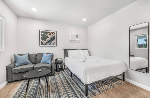 Newly Remodeled Apartment w/AC - Sleeps 3
