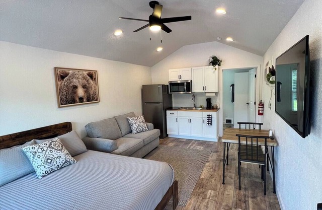 Newly Remodeled Bear Den Cabin! 6 mi to Glacier!