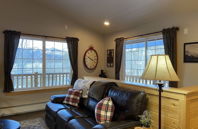 NEWLY Remodeled Cozy Getaway Cabin w/Hot Tub, only 15 minutes to YELLOWSTONE NP!
