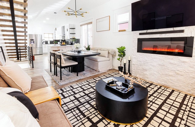 Newly Remodeled Downtown Loft – Free Parking, Pet-Friendly, 5 Bds, Fully Stocked