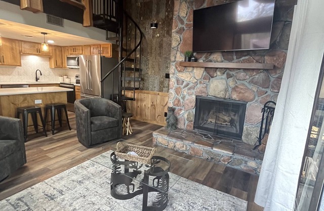 NEWLY REMODELED! English Mtn Hideaway! Smoky Mtns Dollywood Gatlinburg