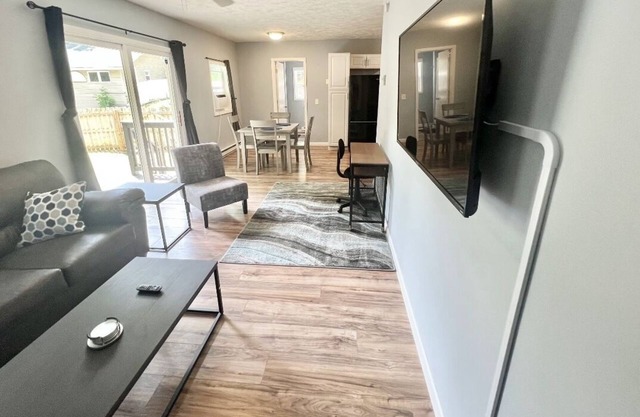 Newly Remodeled Lakeside Cottage in Kent!