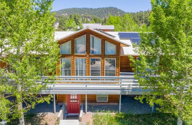 Newly remodeled Mountain Cabin w/AC/Charis Bible College/AWM/Pikes Peak/King bed