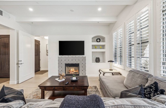 Newly Remodeled! Single Story Townhome, Spanish Fountain View, Pet Friendly! - Lower (H90-2)