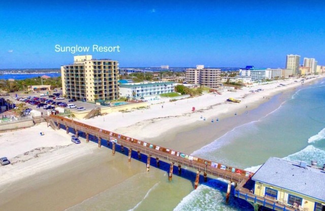 Newly Renovated 2bed/2bath condo in Daytona Beach Shores/WiFi, AC, full kitchen