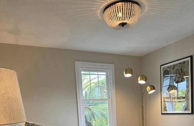 Newly renovated 2+ bedroom/1+ bath Cottage blocks from the beach