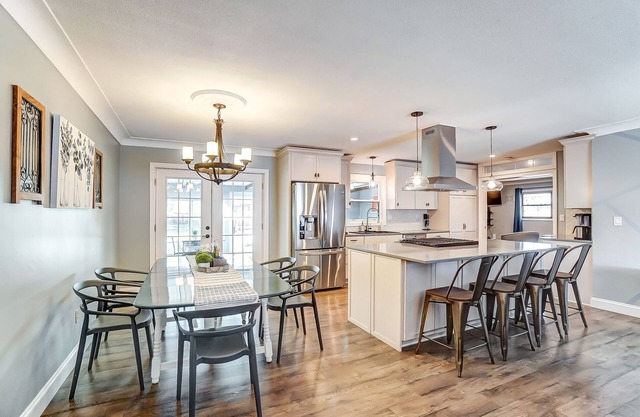 Newly Renovated, 1 block from BGSU, spacious and comfortable