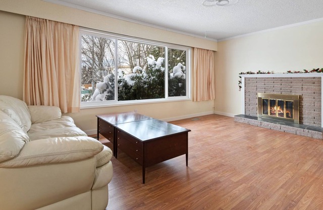 Newly renovated 3 bed 3 bath upper level suite Richmond Center