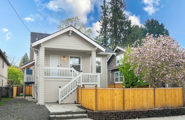 Newly renovated 3B2B main home with yard, AC in lovely Seattle Mt Baker