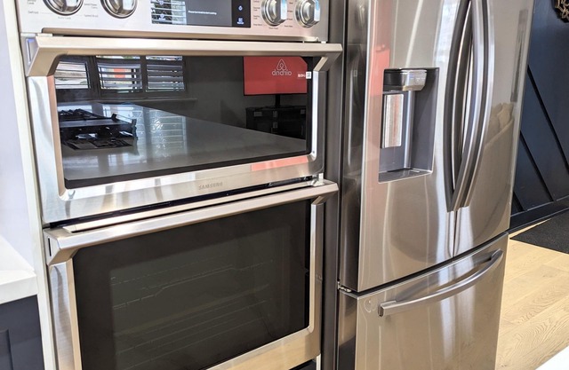 Newly renovated 4 Rooms and 3 Baths Suite w/Parking by Pearson Airportnn