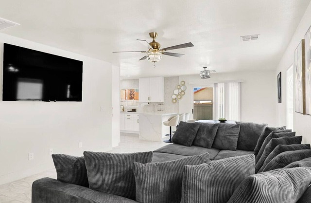 Newly Renovated 5BR Escape – Near Strip & Airport!