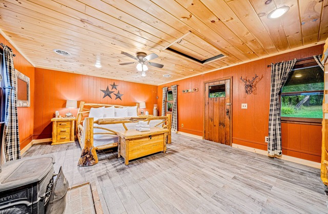 Newly renovated cabin minutes from Gore Mountain with wood stove, porch, firepit