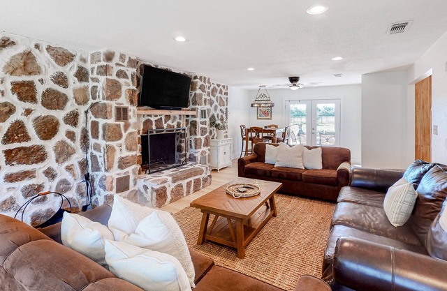 Newly Renovated Fantastic Family Home W/ Ping-Pong, Free WiFi, & Great Location