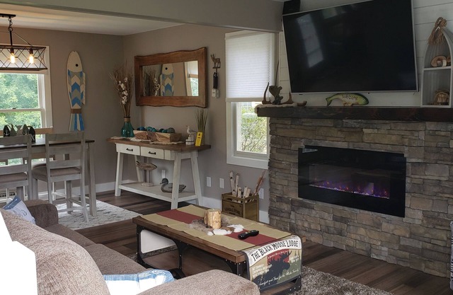 Newly Renovated. Gorgeous Retreat w/seasonal waterfall view! Dogs under 25 LBS