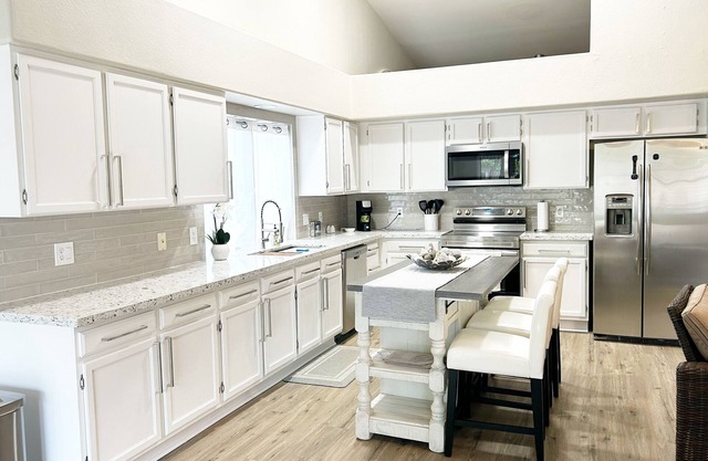 Newly renovated home, heated pool, near spring training, Westgate & State Farm