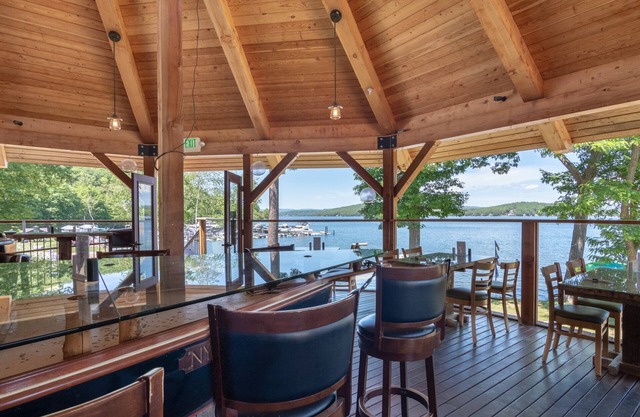 🌟 Newly Renovated Lakeside Haven – Your Premier Retreat! 🏡🌊🚤