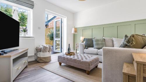 Newly renovated luxury 2-bed cottage, garden & private parking, perfect for getaways