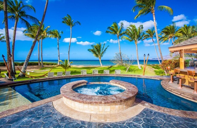 NEWLY RENOVATED, PRIVATE BEACHFRONT HIDEAWAY ^MOANA^ SLEEPS 8!