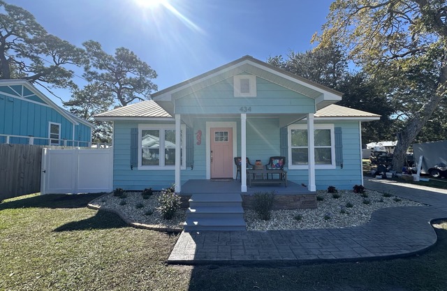 Newly Renovated Seahorse Cottage 2 blocks to Bay & 1/2 Mile to Downtown PSJ 3/2