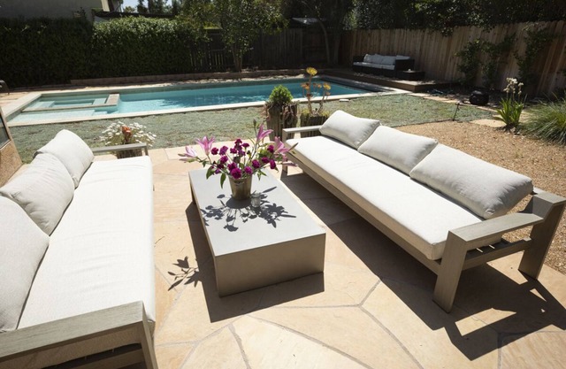 Newly-renovated stunning getaway, walk to town, garden, mountain views