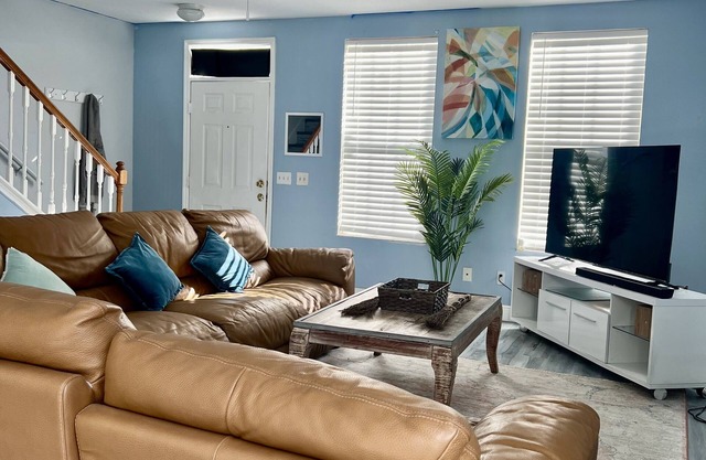 newly renovated, three-bed stylish town house walking distance to camping world