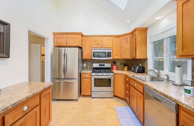 Newly Updated Central AC Sunroom Great Yard