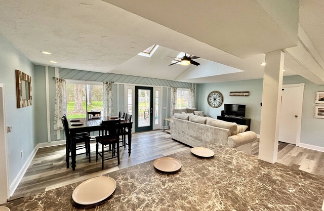 Newly updated cottage in GREAT location - Walking distance