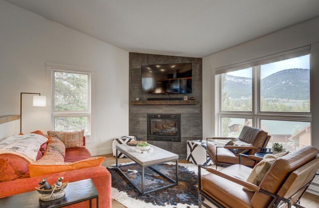 Newly Updated! Hot tub/pool! Mountain View! Pets!