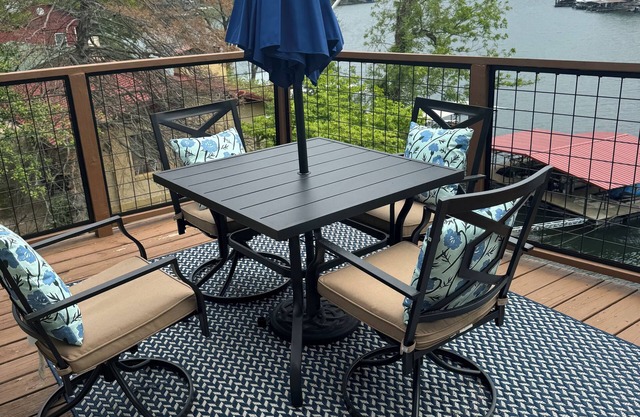 NEWLY UPDATED LAKE FRONT Cottage House, 8+, Dock Deck,4.5 MM,15 min to Strip Dam