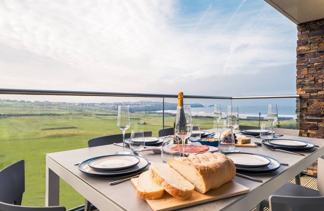 NEWQUAY FISTRAL BEACH VIEW, family friendly in Newquay