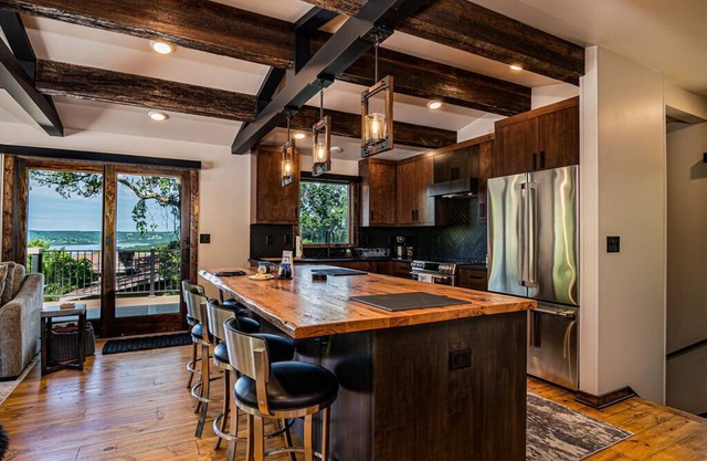 Next to Big Cedar! Walk to activities-LakeView, Hot Tub, HIghEnd Decor