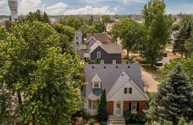 Next to Gregory Park & The Hospital, Cozy, Movie Theater & More!