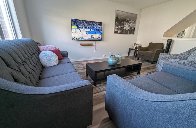 Niagara Getaway! 6 bedrooms , 4.5 baths. Up to 12 guests. Close to everything!